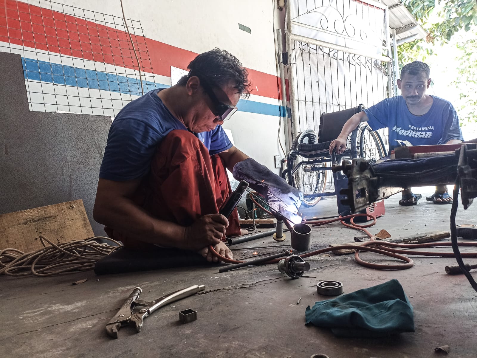 ILUSTRASI : Teknisi difabel Basuki mengerjakan pembuatan sespan untuk kendaraan penyandang disabilitas.