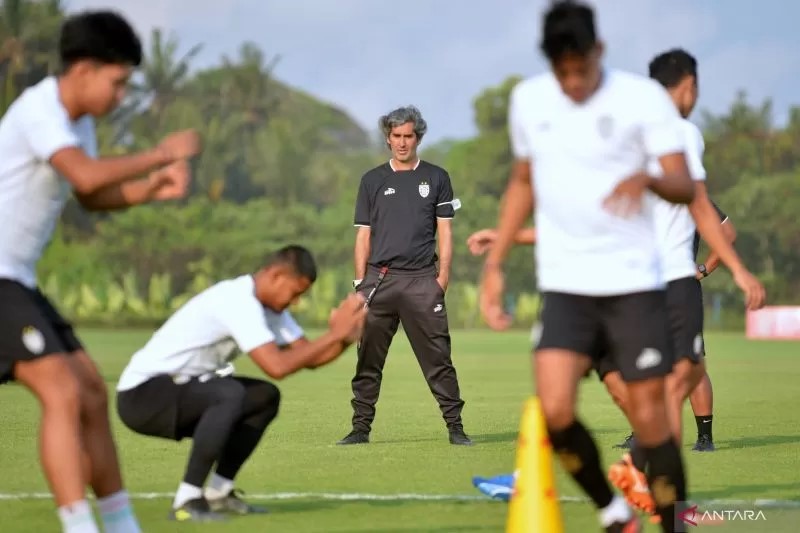 Pelatih Bali United Stefano Cugurra (tengah) memimpin sesi latihan di Training Center Bali United. (ANTARA)