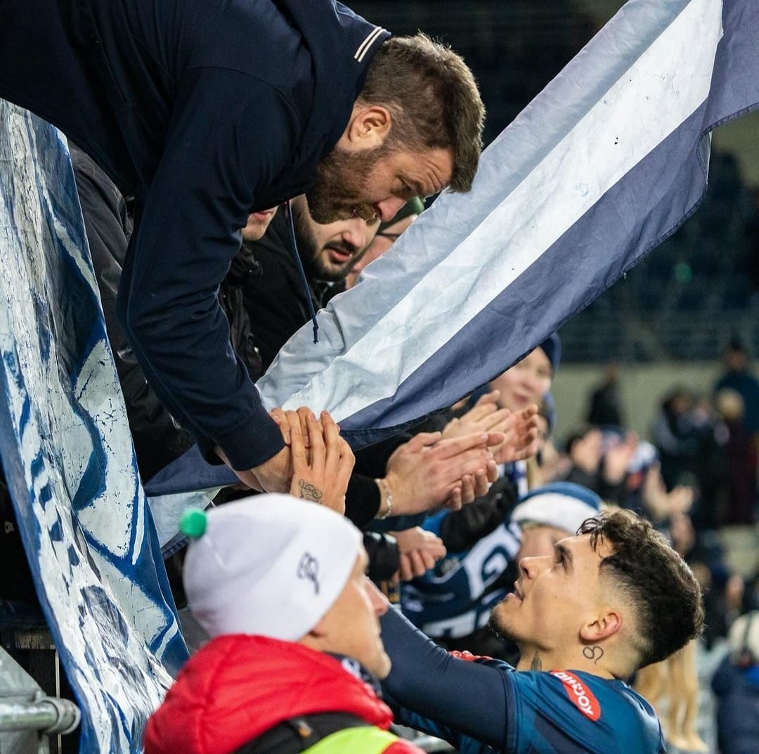 Shayne Pattynama temui para penggemar usai langsung pertandingan terakhir bersama viking fk (ig viking_fk)