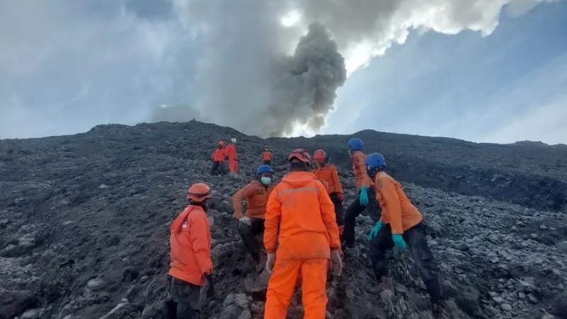Tim SAR gabungan tengah melakukan evakuasi pendaki di kawasan erupsi Marapi di Sumbar. (Basarnas)