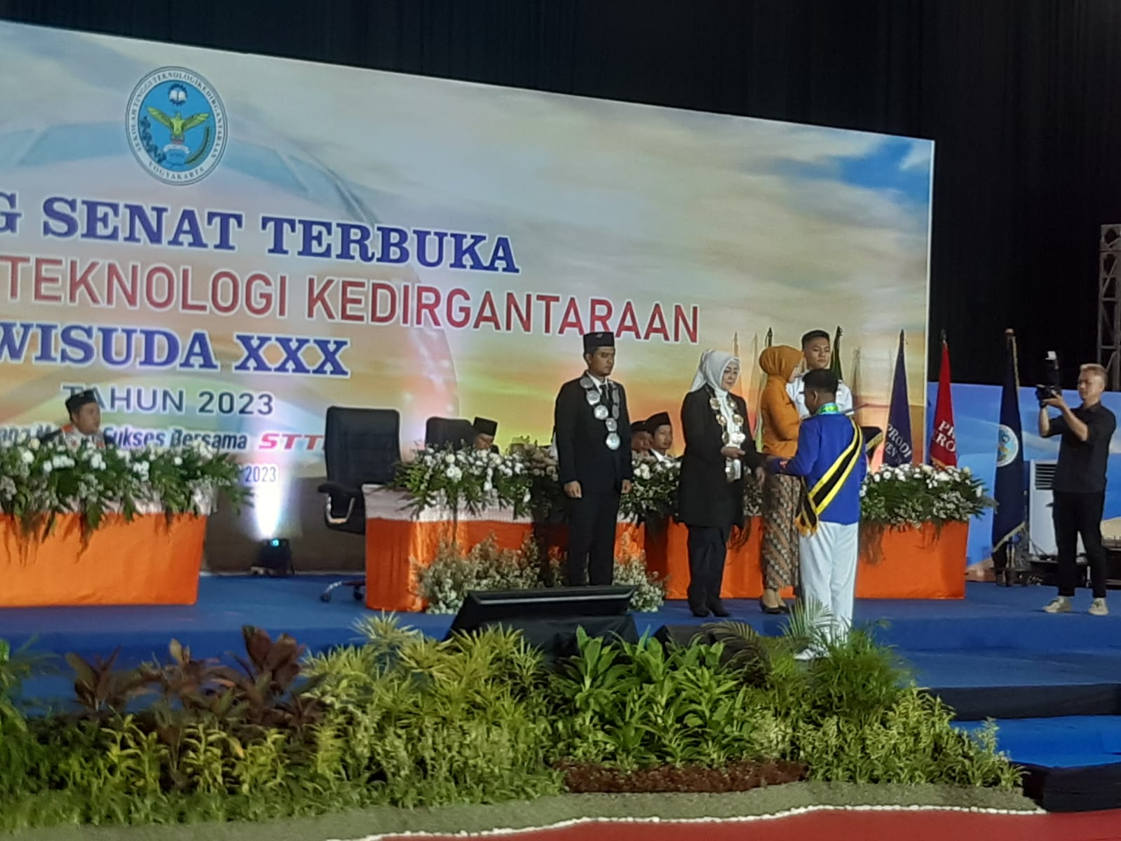 KAPASITAS: Prosesi wisuda STTKD ke-30 di Jogja Expo Center (JEC) Banguntapan Bantul Yogyakarta, Sabtu (9/12/2023). (Wulan Yanuarwati/Radar Jogja)