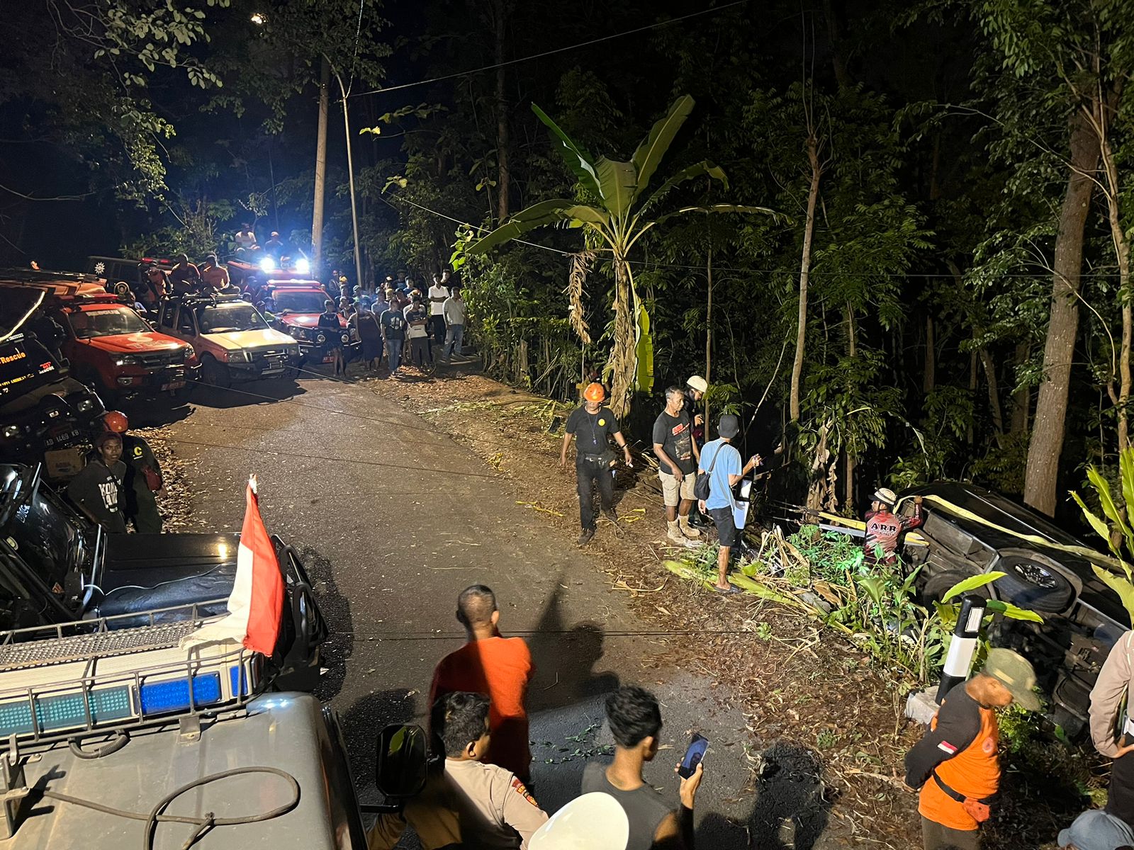 EVAKUASI: Proses evakuasi mobil elf yang mengalami kecelakaan tunggal di jalur Cinomati menggunakan mobil derek kemarin (9/12).