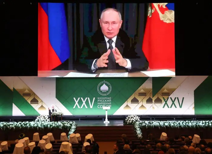 businessider.com (momen Presiden putin tampil pada kongres rakyat Rusia sedunia ke-15 di Istana Negara Kremlin)