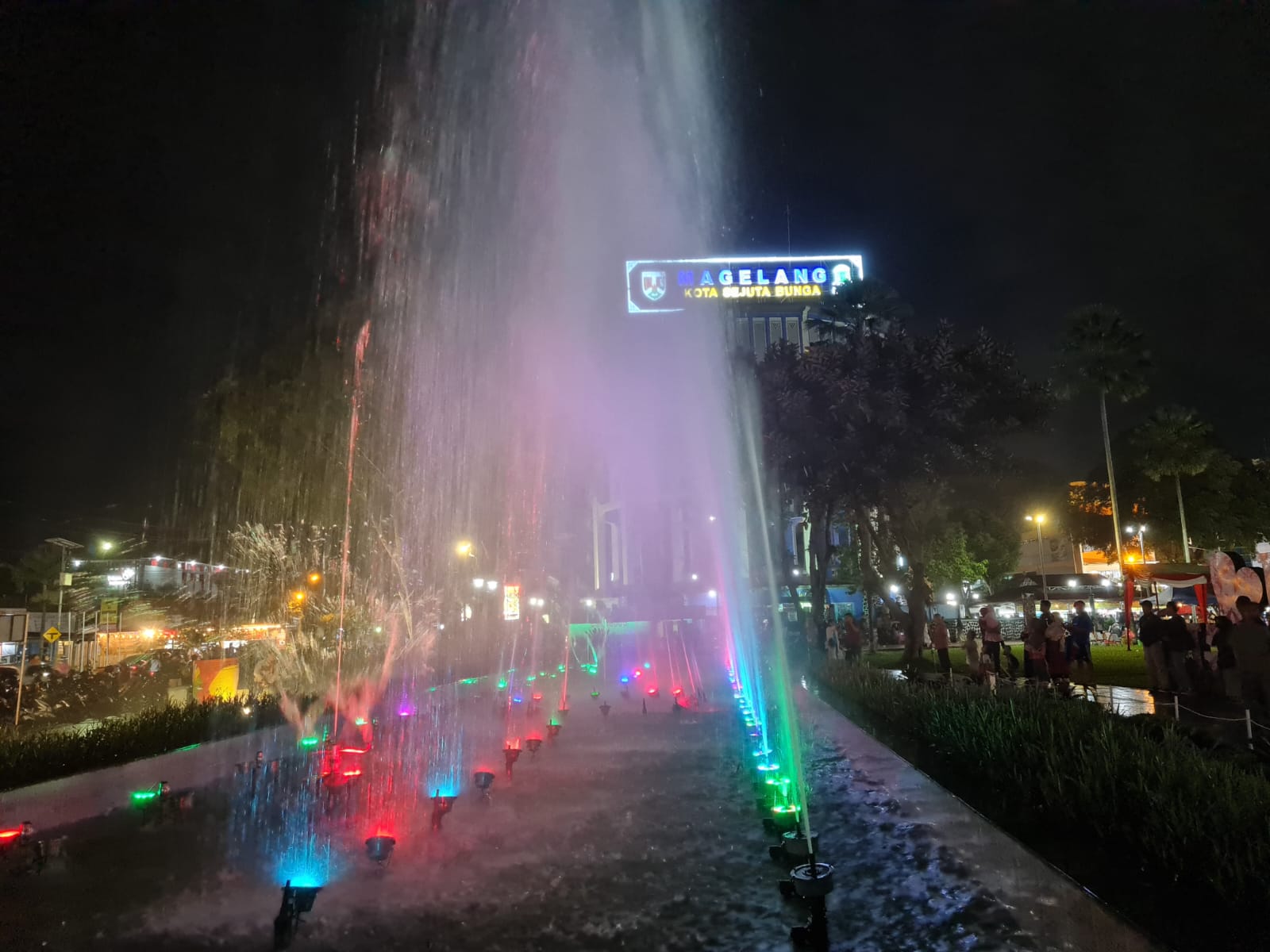 DAYA TARIK: Pada malam pergantian tahun, air mancur di Alun-alun Kota Magelang itu bakal menjadi sajian menarik bagi pengunjung. Naila Nihayah/Radar Jogja