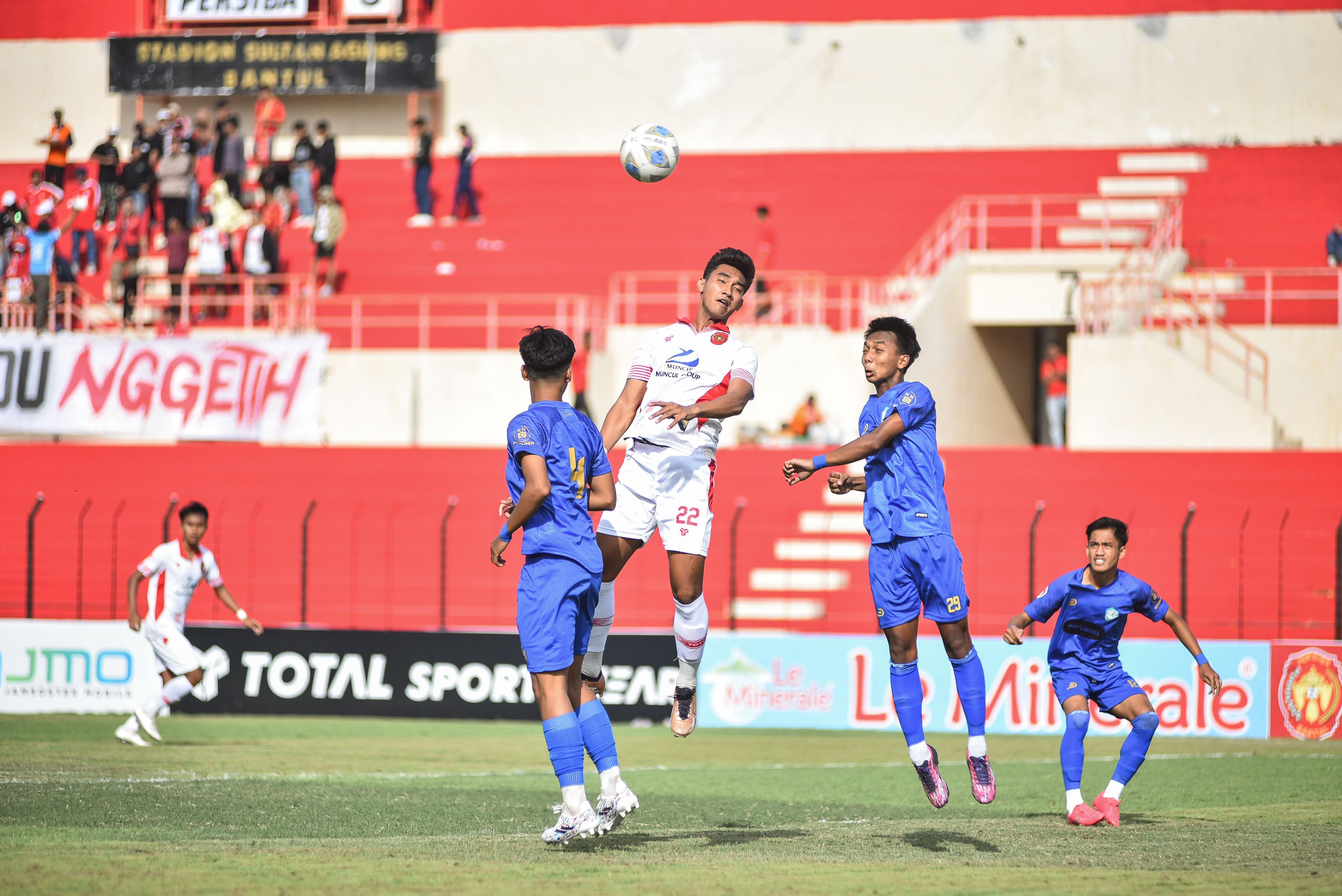 Keterangan Laga Persiba Bantul (Putih) Saat Melawan Raga Putra Menoreh (Biru) yang Berakhir Dengan Kemenangan Laskar Sultan Agung Dengan Skor 2-0 di Stadion SSA - Foto Dokumen Persiba Bantul