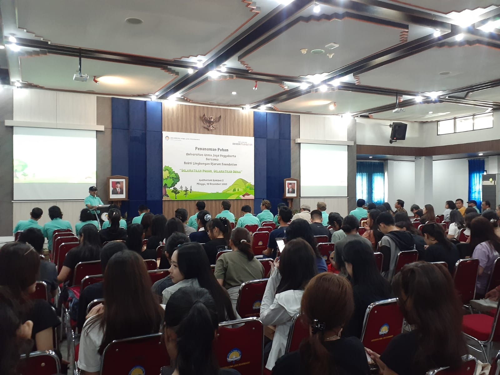LESTARI: Suasana persiapan penanaman pohon oleh UAJY bekerjasama dengan Bakti Lingkungan Djarum Foundation di Auditorium UAJY, Minggu (10/12). (IWAN NURWANTO/Radar Jogja)