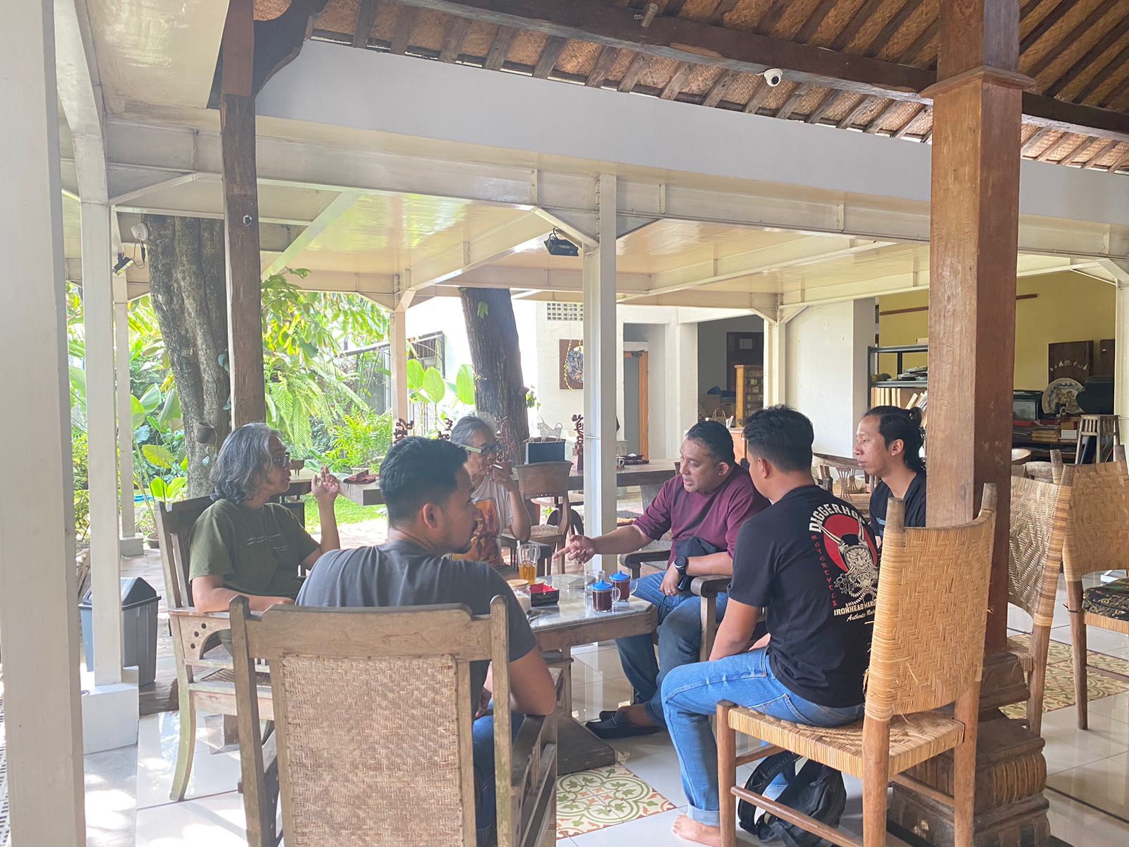 SANTAI: Butet Kartaredjasa di rumahnya Kasihan, Bantul, Sabtu (9/12).