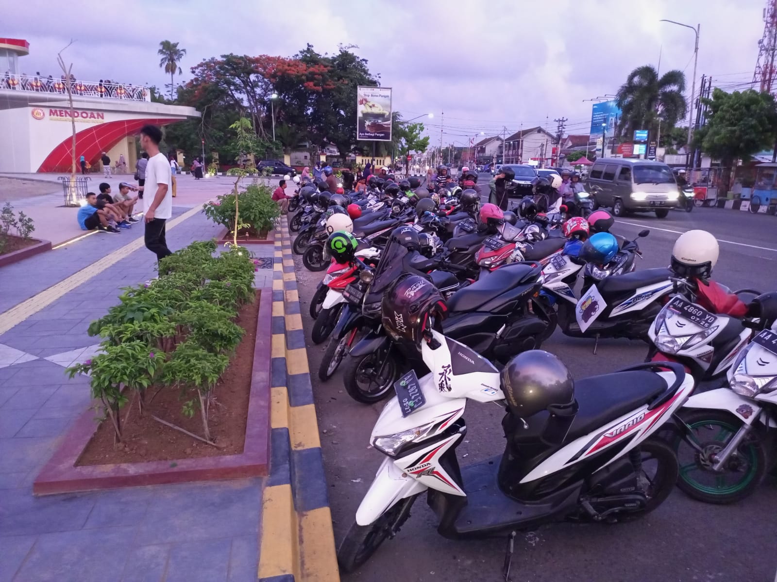 Pemkab Kebumen memasang papan pengumuman parkir gratis di beberapa titik sekitar area Alun-Alun Kebumen.