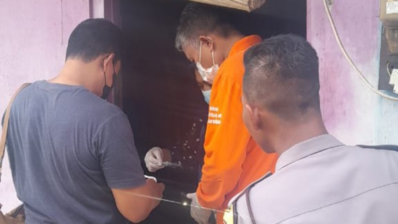 DEKAT: Petugas mengecek penemuan warga meninggal di Dusun Jetis Sumuran, Kalurahan Palbapang, Bantul  pada Minggu (10/12). (Dok Polres Bantul)
