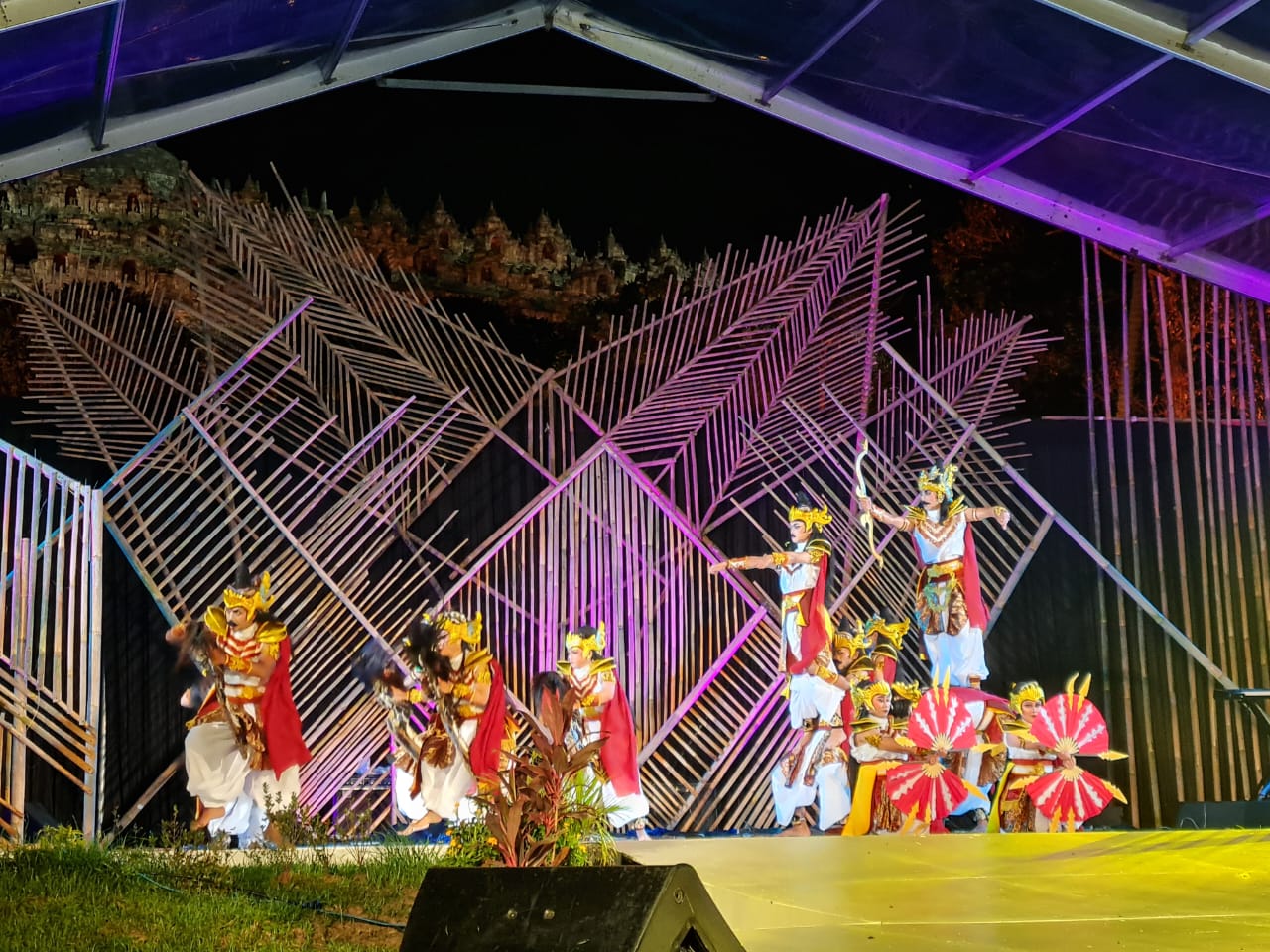 ATRAKTIF: Para penari dari Sanggar Seni Seni Widjaya Kusuma, Temanggung yang membawakan tari Kantaka Gautama pada gelaran Argya Abidhaya di Taman Aksobya. Naila Nihayah/Radar Jogja