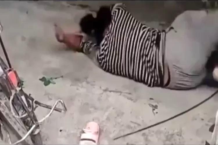 Seorang wanita yang diduga kesurupan saat ditagih utang (Tangkap layar Twitter @sosmedkeras)