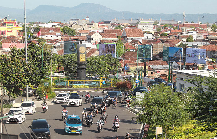 POTENSI MACET: Pengendara  bermotor melintas di kawasan  Abu Bakar Ali, Malioboro, Kota  Jogja, Senin (11/12).