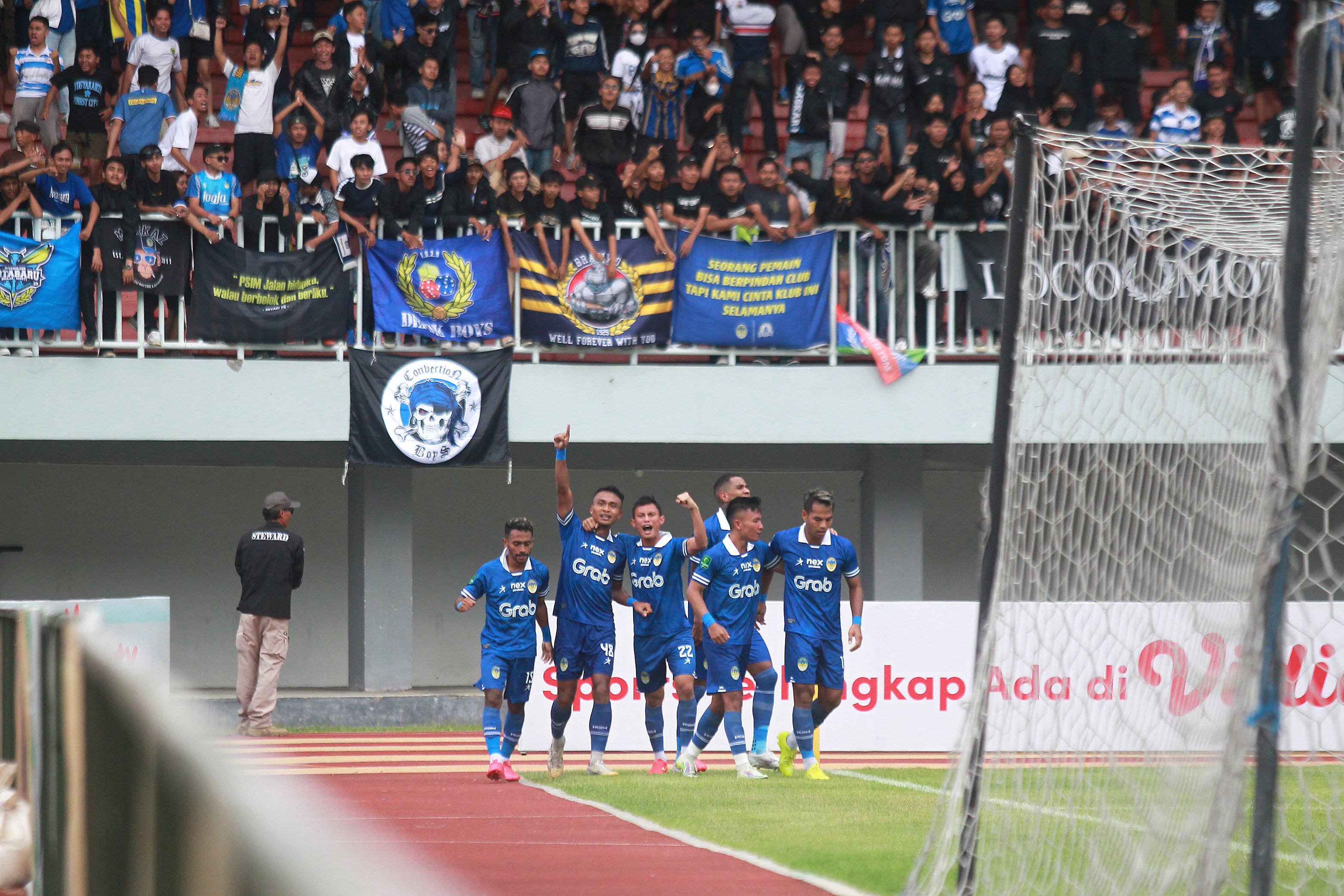 UNGGU: Para pemain merayakan gol saat menjamu Malut United di Stadion Mandala Krida, Sabtu (25/11).