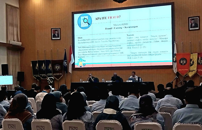 Penguatan zona integritas pada Pencanangan Zona Integritas menuju Wilayah Bebas dari Korupsi (WBK) dan Wilayah Birokrasi Bersih dan Melayani (WBBM) di UNY, Senin (11/12/2023).