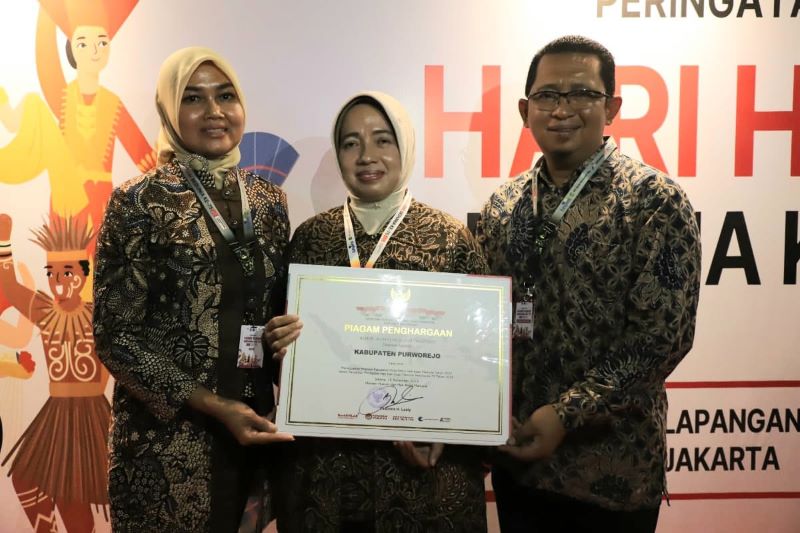 Plt Bupati Purworejo Yuli Hastuti didampingi Puguh Trihatmoko dan Ulik Sri Widiatmi (kiri) menerima penghargaan Kabupaten Peduli HAM ketiga nasional dari Kemenkumham RI, Minggu (10/12). (Istimewa)
