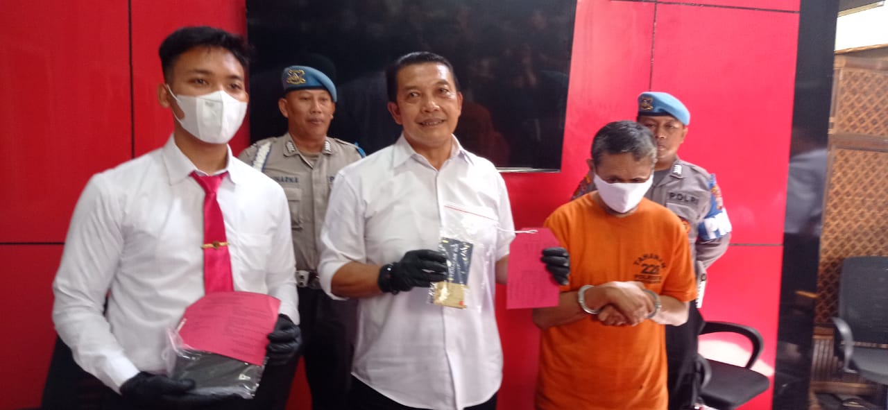 RINGKUS: Tersangka penipuan modus penggandaan uang di Mapolresta Jogja, Senin (11/12). (Dwi Agus/Radar Jogja)