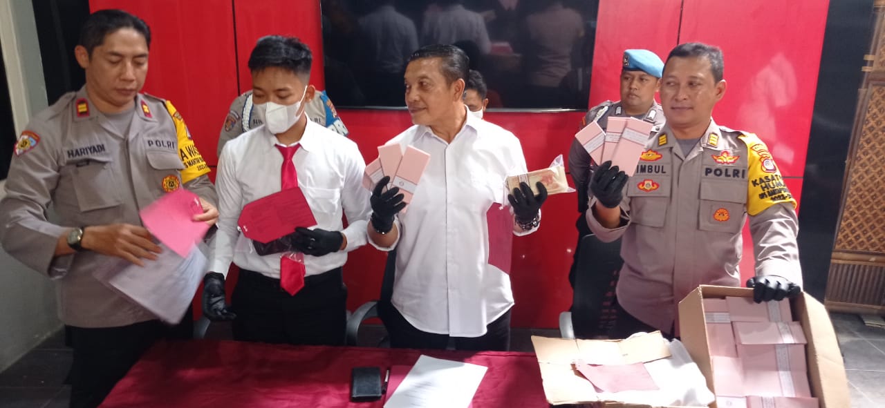 BONGKAR: Kasatreskrim Polresta Jogja AKP MP Probo Satrio saat rilis kasus di Mapolresta Jogja, Senin (11/12). (Dwi Agus/Radar Jogja)