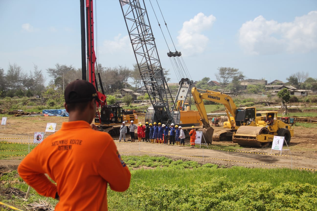 SIAP: Pekerja bekerja di area proyek pembangunan Jembatan Pandansimo di Kalurahan Poncosari, Kapanewon Srandakan, Bantul, Senin (11/12). (Gregorius Bramantyo/Radar Jogja)