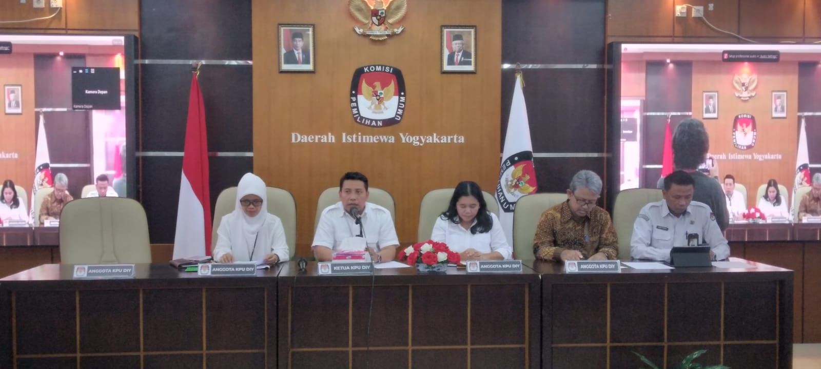 PASTI: Jajaran KPU DIY Saat Merilis Pembentuan KPPS di Kantor KPU DIY Senin siang (11/12). (Winda Atika Ira P/Radar Jogja)