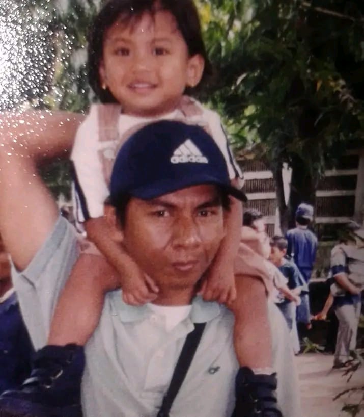 KESAYANGAN: Alex Pra menggendong Erra Pitamaha sang anak semata wayangnya saat masih berumur 3 tahun dalam sebuah acara rekreasi keluarga di Gembira Loka, tahun 2000. (Dok Pribadi)