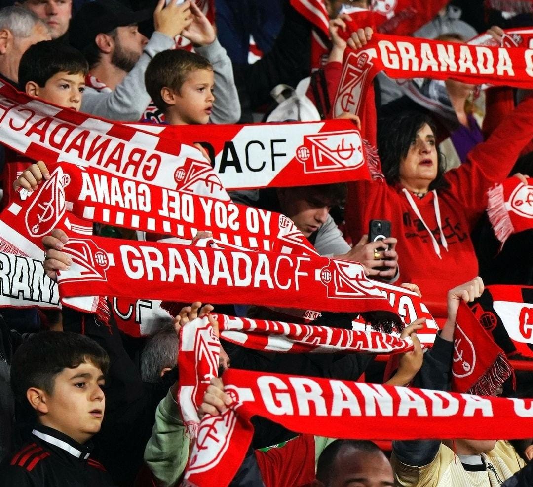 KETAT: Penggemar Granada meninggal di stadion saat pertandingan berlangsung. (dok Granada)