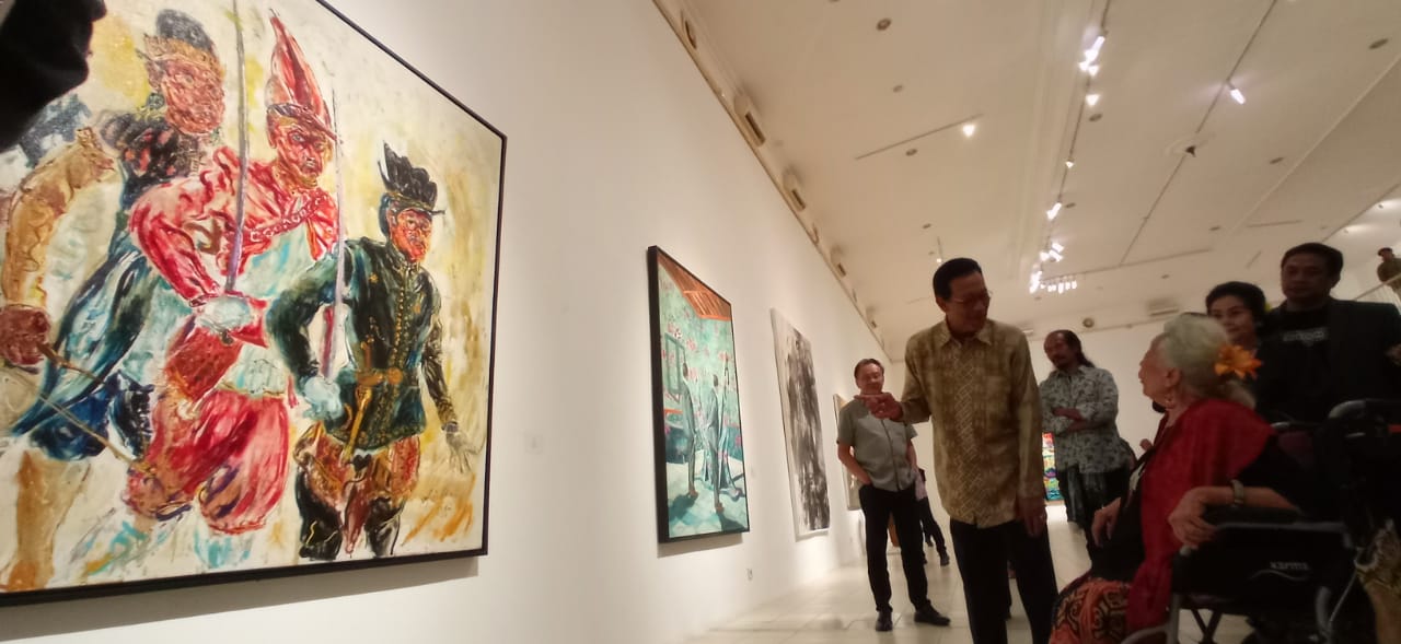 INDAH: Sri Sultan Hamengku Bawono Ka 10 berbincang dengan Kartika Affandi di Jogja Gallery, Senin malam (11/12). (Dwi Agus/Radar Jogja)