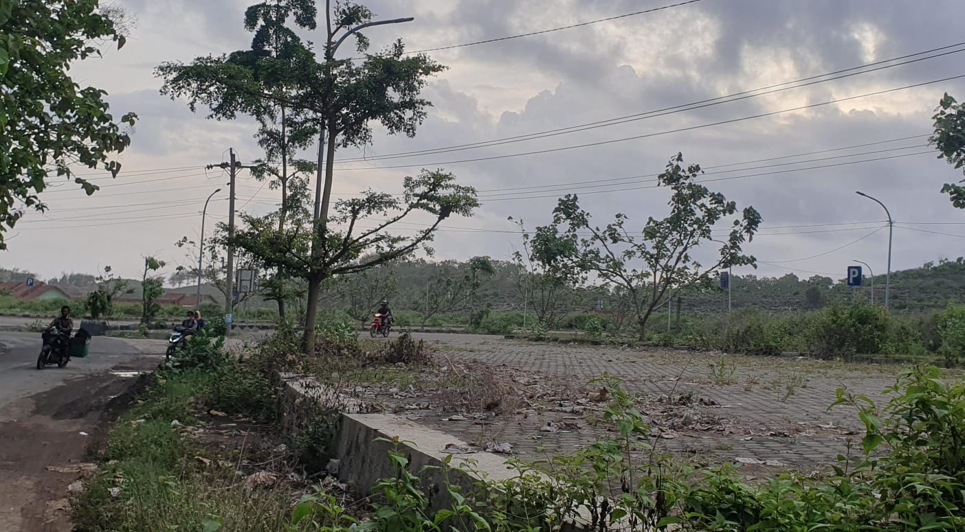 NGANGGUR - Lahan parkir baru Pantai Krakal, Ngestirejo, Tanjungsari banyak ditumbuhi rumput liar Minggu (11/12/2023). Foto: GUNAWAN/Radar Jogja