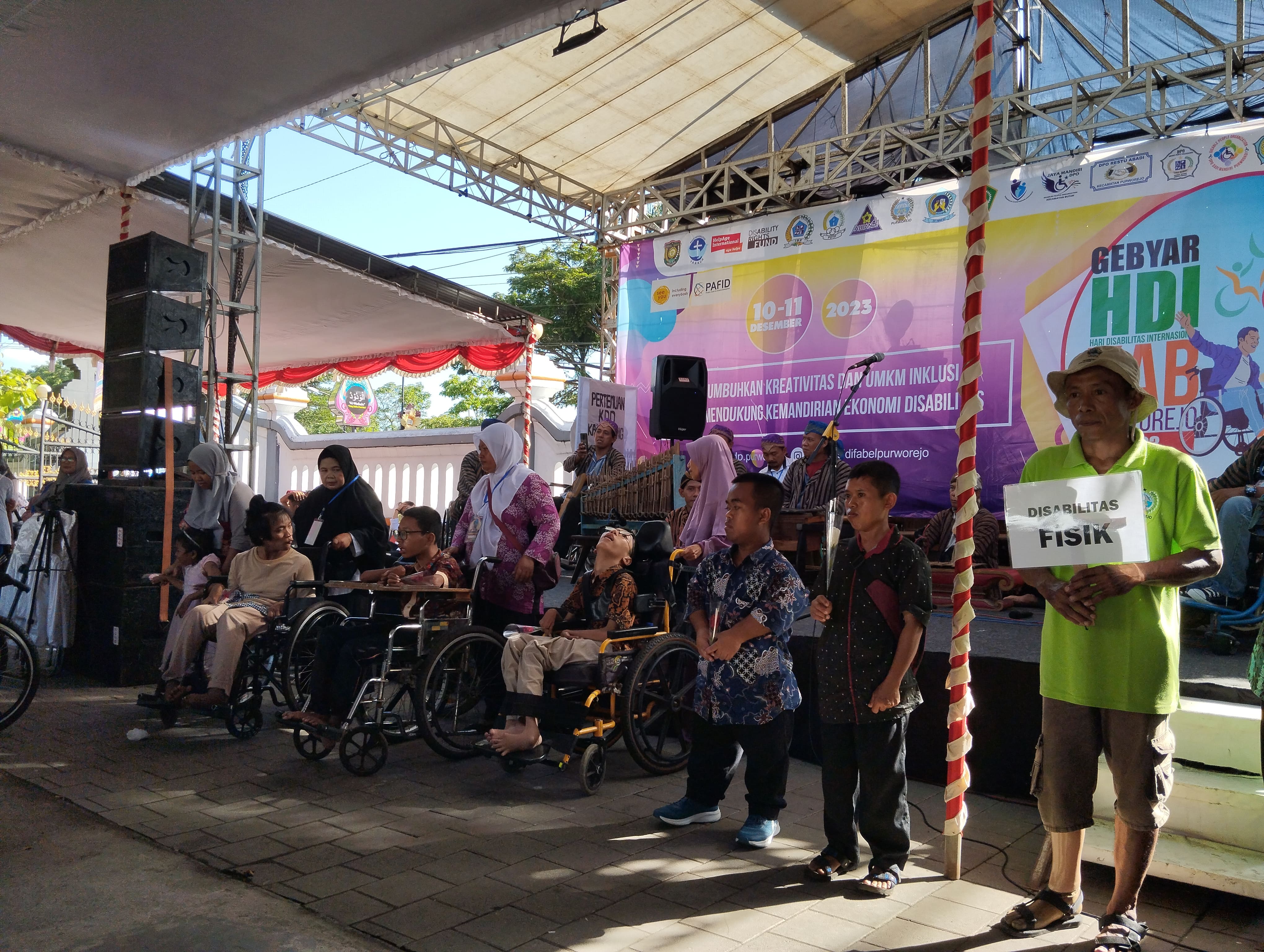 Sejumlah penyandang disabilitas dengan jenis disabilitas fisik pada puncak perayaan HDI 2023 di Art Center Purworejo, Senin (11/12).