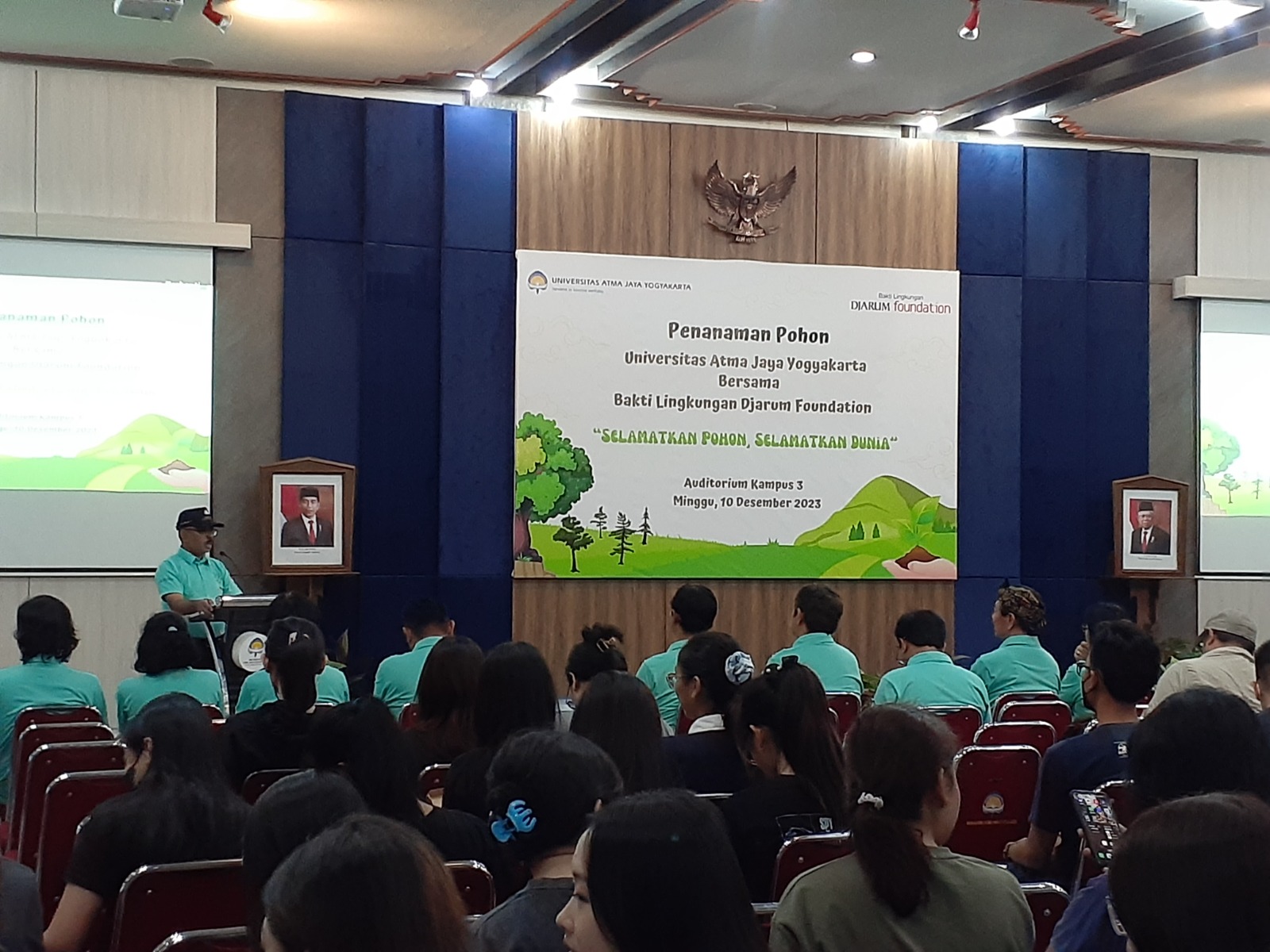 BAKTI LINGKUNGAN: Suasana persiapan penanaman pohon oleh UAJY bekerja sama dengan Bakti Lingkungan Djarum Foundation di Auditorium UAJY, Minggu (10/12). (IWAN NURWANTO/RADAR JOGJA)