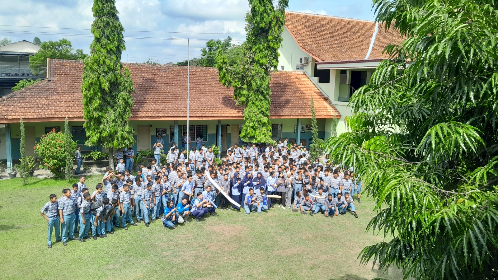 KEDIRGANTARAAN:  Kegiatan PKM bersama  siswa dan siswi di SMK Leonardo Klaten yang berjumlah orang 280 orang. (ISTIMEWA)