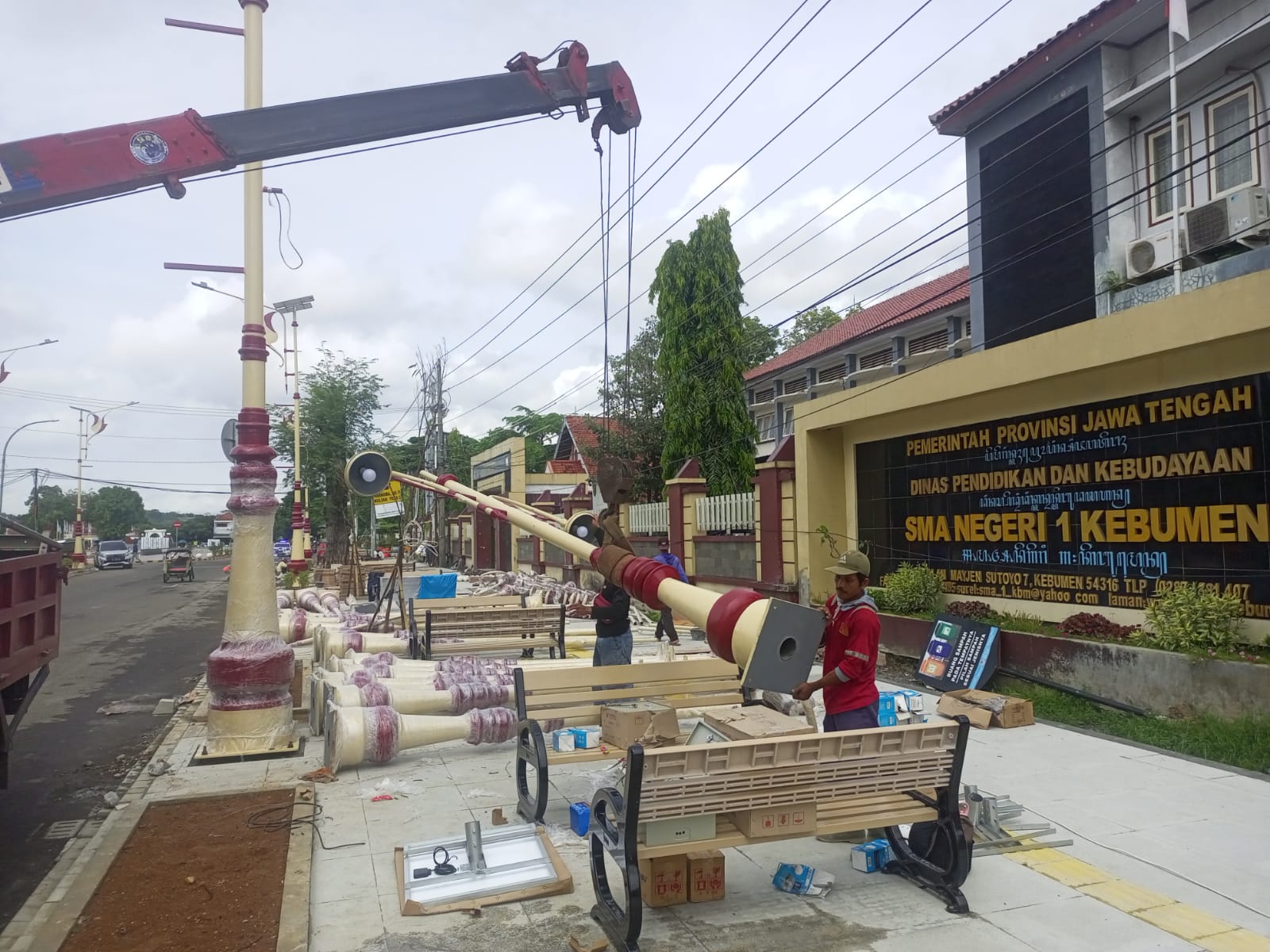 Pekerja memasang lampu penerangan jalan umum (LPJU) bertenaga surya di ruas Jalan Sutoyo atau depan SMA Negeri 1 Kebumen.