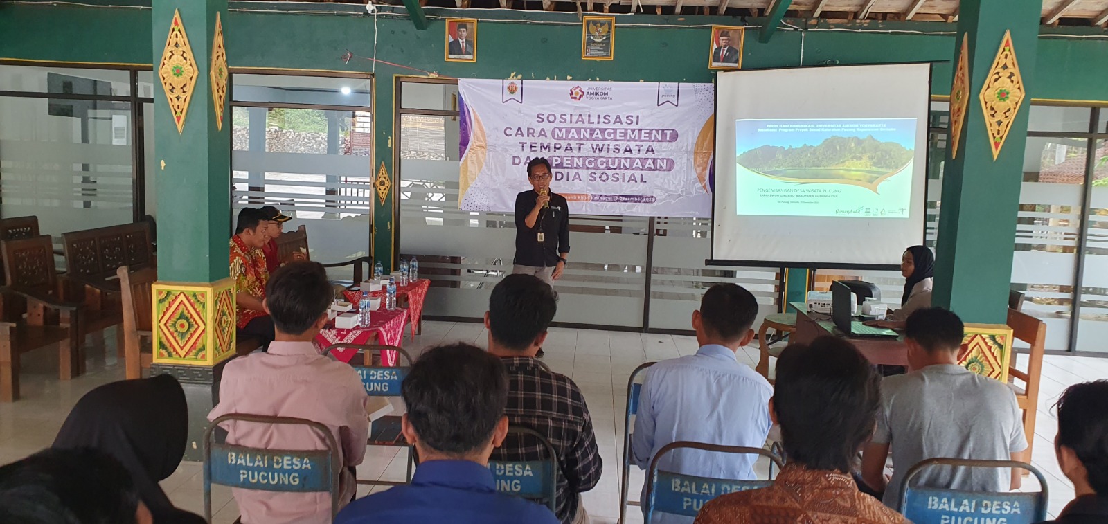 PENGABDIAN: Pemateri dari Dispar Kabupaten Gunungkidul mengisi sosialisasi cara management tempat wisata dan penggunaan medsos yang diselenggarakan oleh Amikom Yogyakarta. (GUNAWAN/RADAR JOGJA)