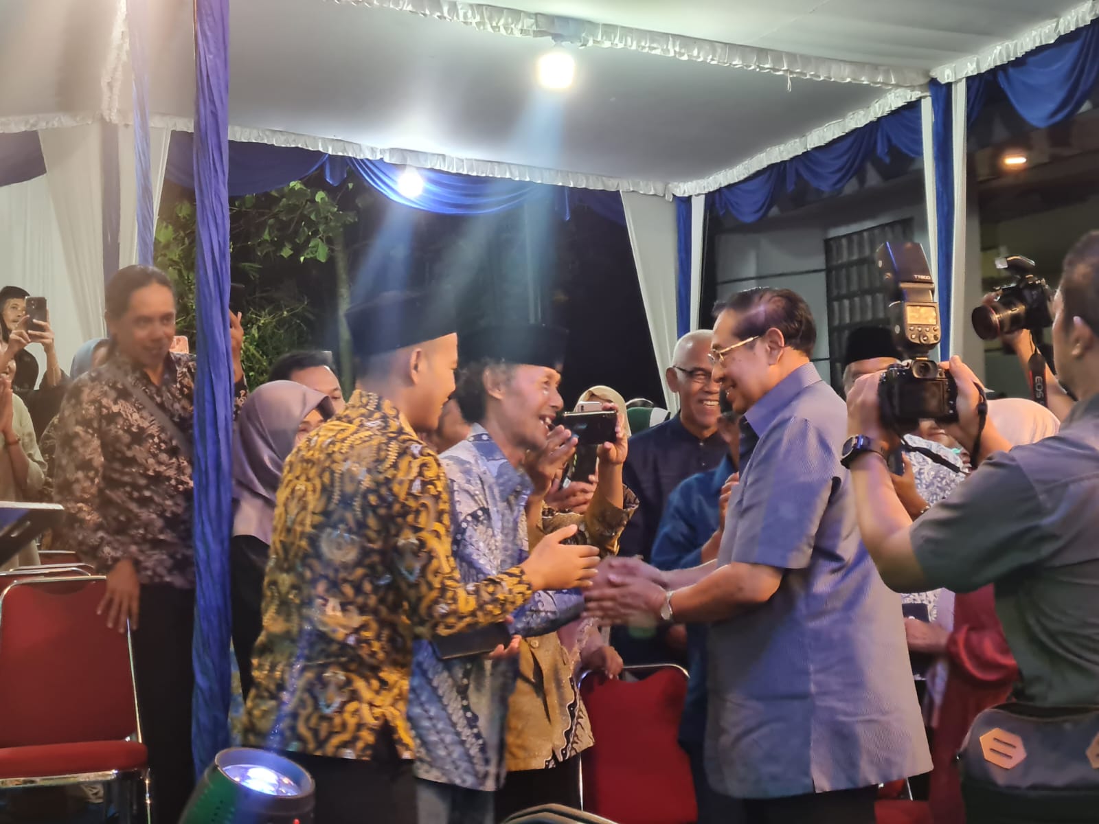 DISAMBUT HANGAT: Kedatangan rombongan SBY di Desa Bondowoso, disambut hangat oleh warga. SBY pun turut menyalami beberapa warga.