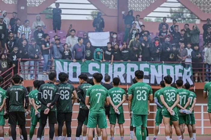 Bonek saat memberikan dukungan kepada para pemain Persebaya di Lapangan Thor Surabaya