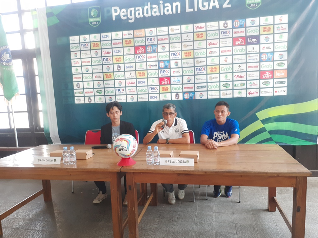 SIAP TANDING: Keterangan Asisten Pelatih PSIM Jogja Weliansyah dan bek kanan PSIM Jogja Diaz Angga saat prematch di Wisma PSIM Jogja, Selasa  (12/12/2023).