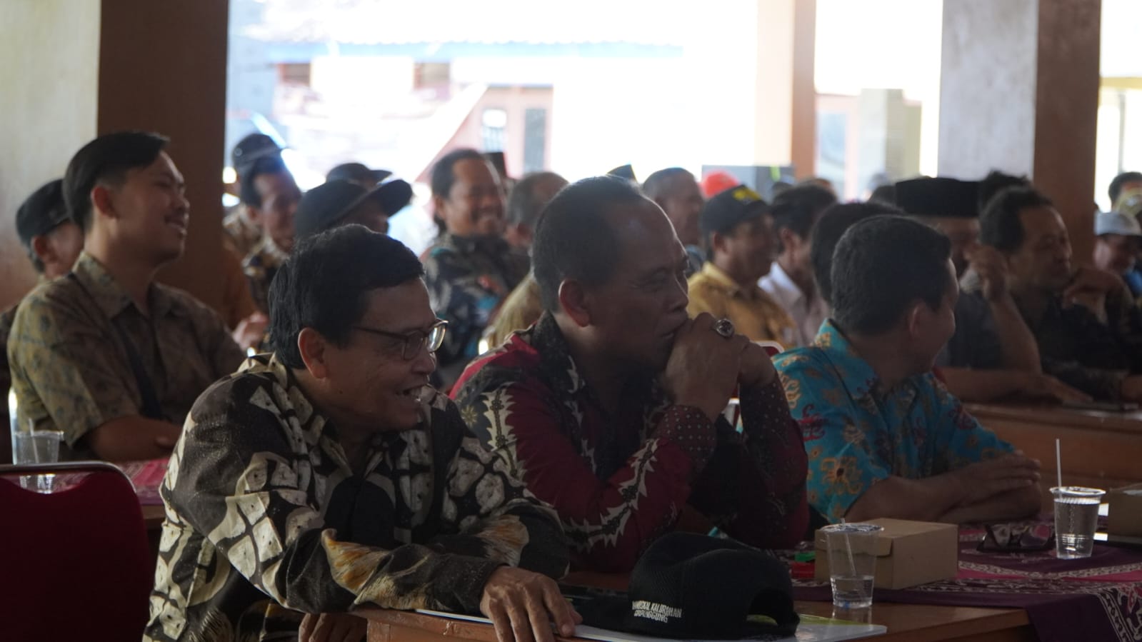 MANFAAT - Secara simbolis ketua RT, RW dan badan musyawarah kalurahan (bamuskal) wilayah Kapanewon Tepus menerima kartu BPJS Ketenagakerjaan Selasa (12/12) - Kominfo Gunungkidul untuk Radar Jogja