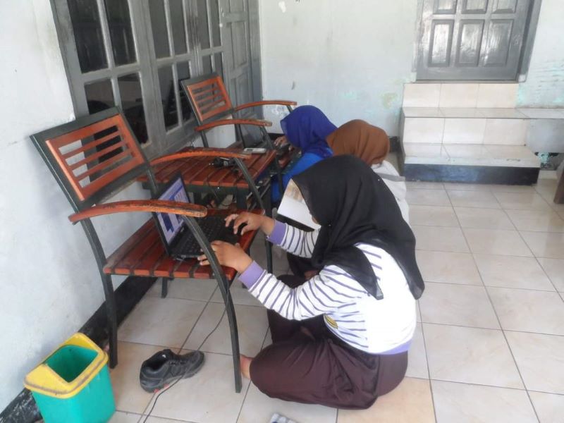 Sejumlah siswi Desa Krandegan saat memanfaatkan wifi milik desa. (Dok Desa Krandegan)
