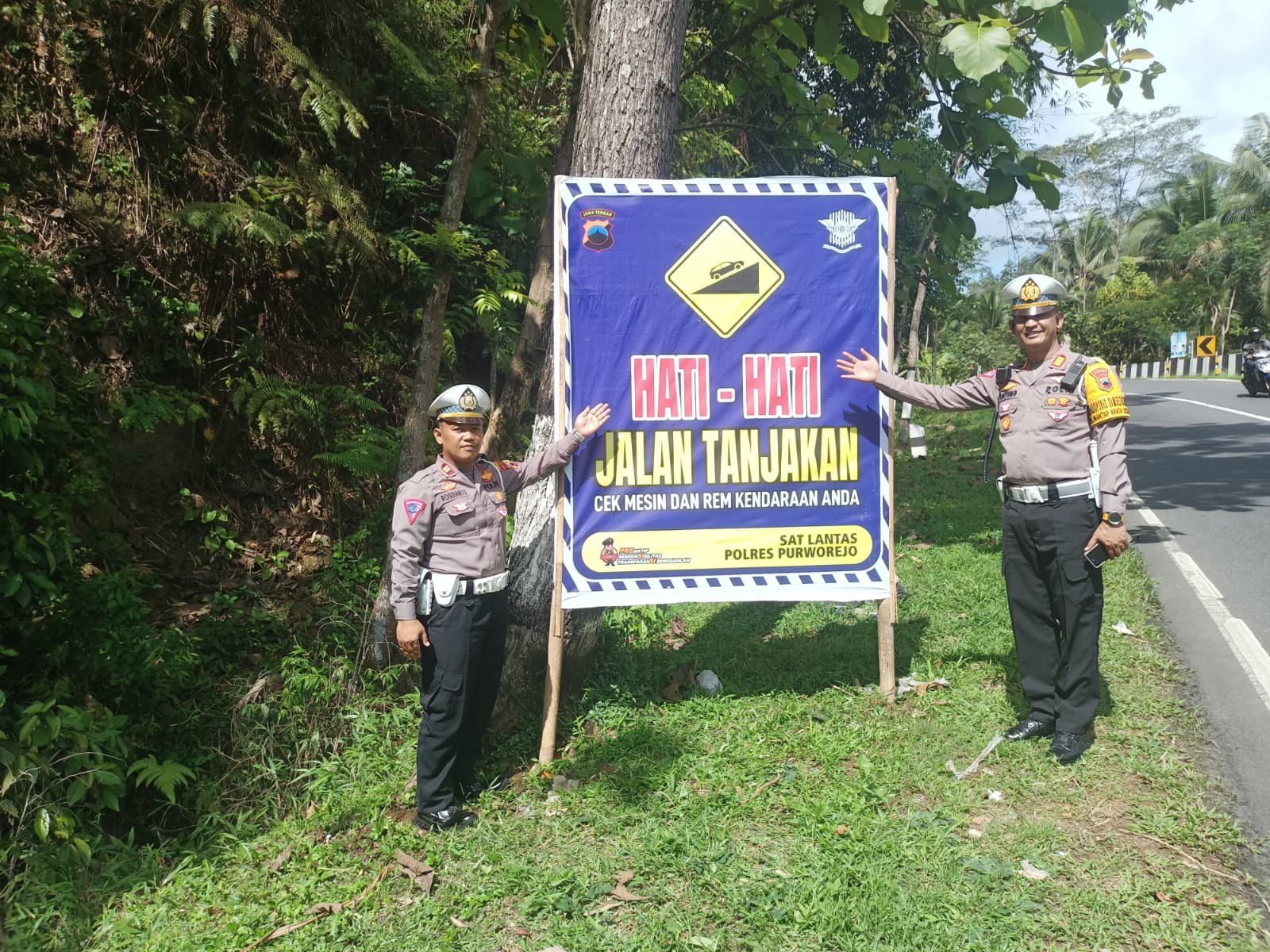 Kasatlantas Polres Purworejo AKP Untung Ariyono (kanan) dan Kanit Penegakkan Hukum (Gakkum), Satlantas Polres Purworejo Eko Rosdianto (kiri) saat menunjukkan rambu di tanjakan Kalijambe.