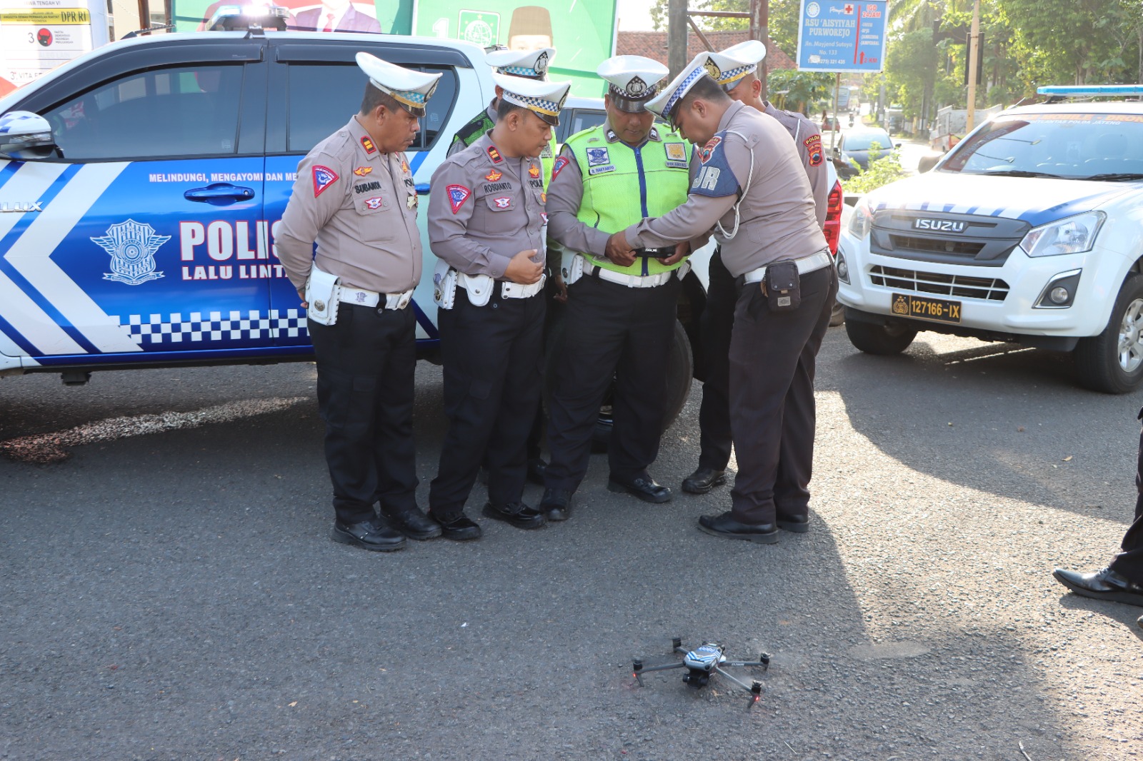 Tim Ditlantas Polda Jateng dan Satlantas Polres Purworejo saat melakukan uji coba ETLE drone di ruas jalan wilayah perkotaan Purworejo Senin (11/12).