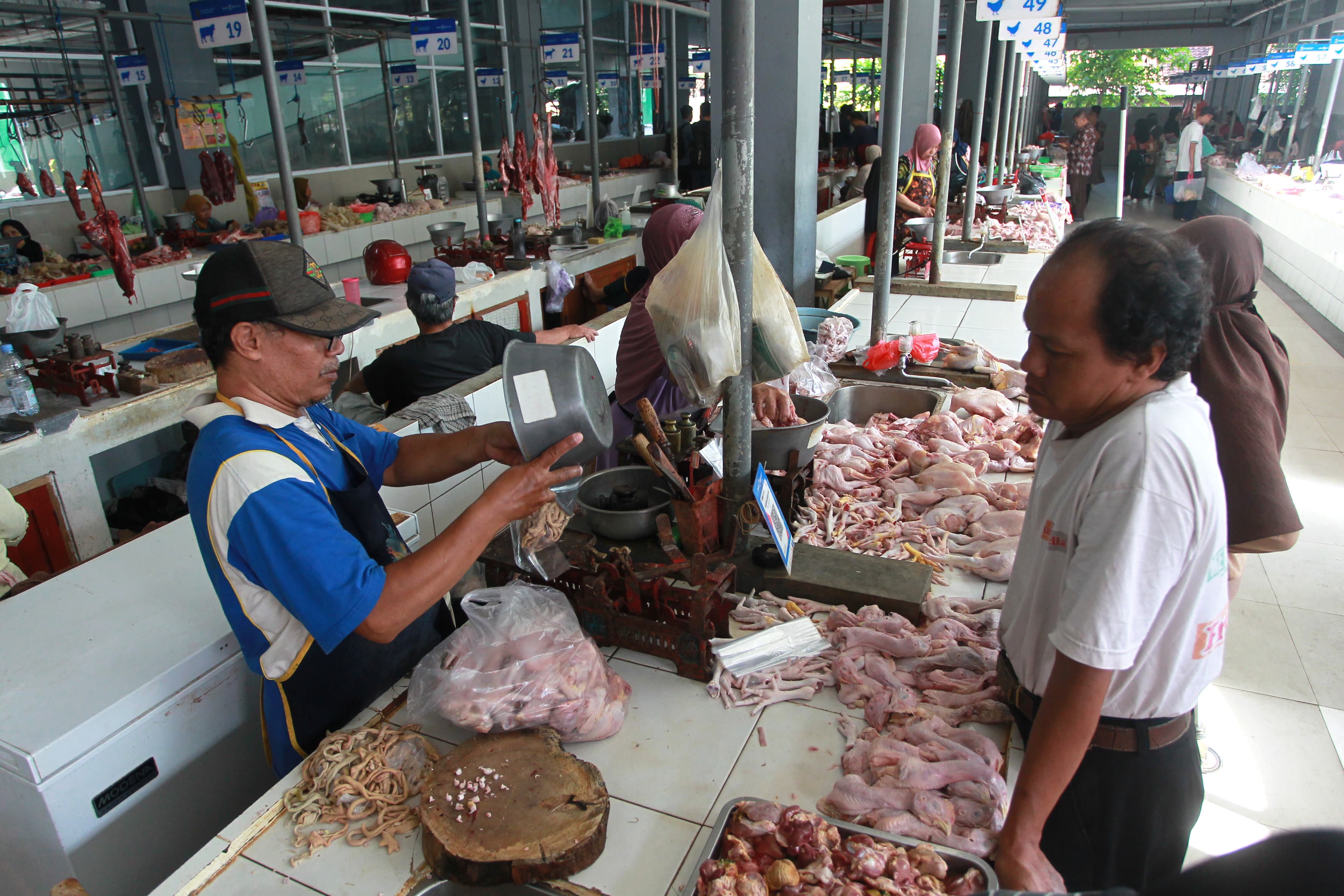 NORMAL: Suasana transaksi jual beli di Pasar Prawirotaman, Kota Jogja, Selasa (12/12). Ketersediaan bahan pokok menjelang momentum libur Nataru dipastikan aman. (Guntur Aga/Radar Jogja)
