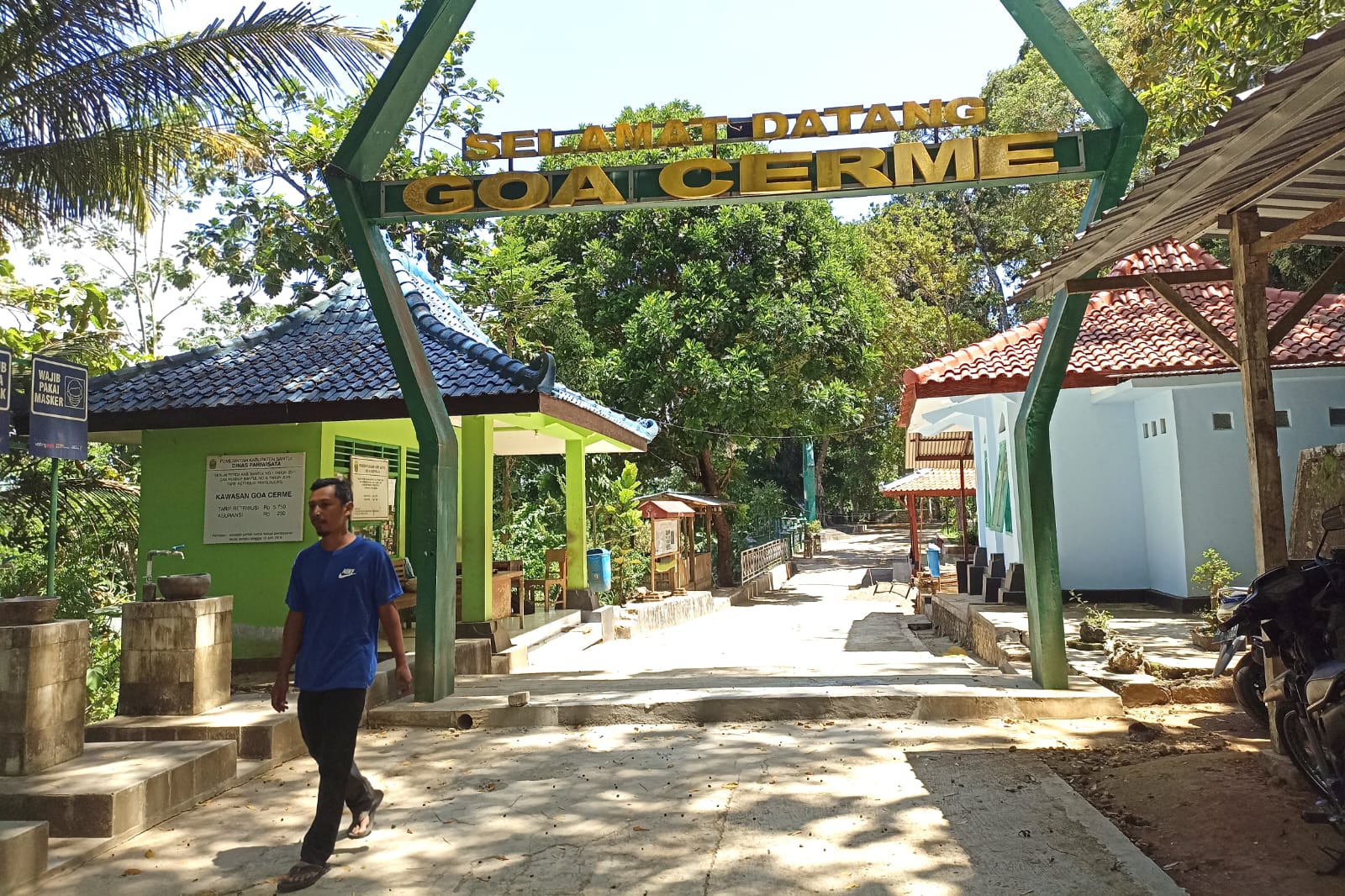 DESTINASI: Wisatawan berjalan keluar dari gapura masuk objek wisata Goa Cerme di Kalurahan Selopamioro, Imogiri, Bantul, Selasa (12/12). (Gregorius Bramantyo/Radar Jogja)