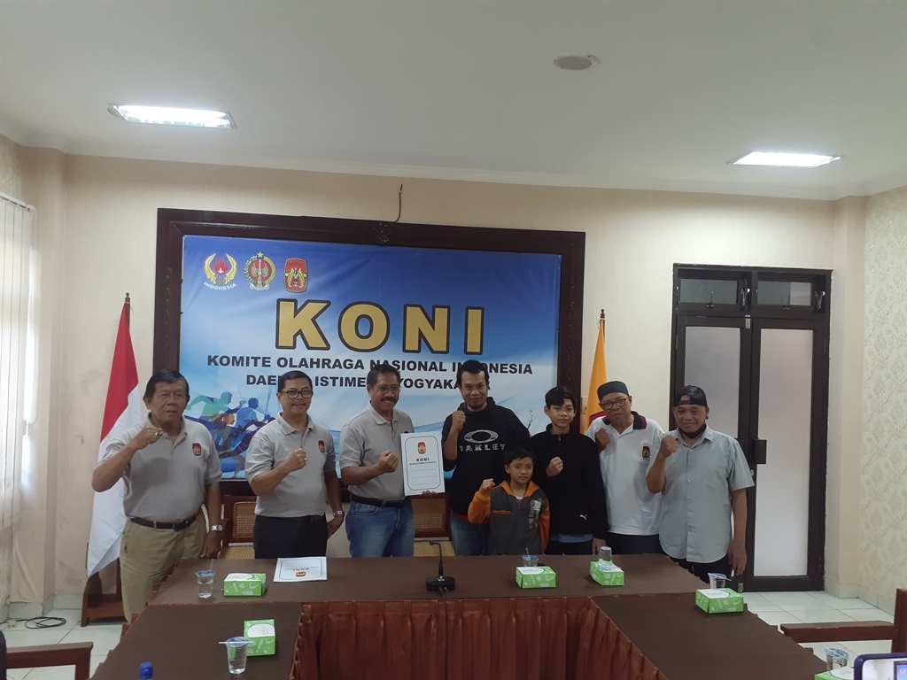 PENGHARGAAN: Ketua Umum KONI DIJ memberikan apresiasi kepada kedua orang tua atlet catur DIJ yang mewakili Indonesia di ajang Asian Youth Chess Festival Uni Emirat Arab, di Kantor KONI DIY, Selasa (12