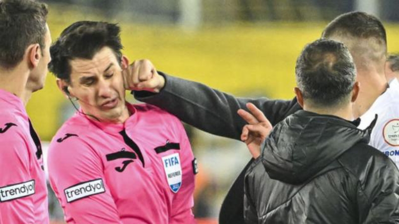 TINJU: Seorang wasit di Turki dihantam wajahnya oleh Presiden Klub Ankaragucu. (dok istimewa)