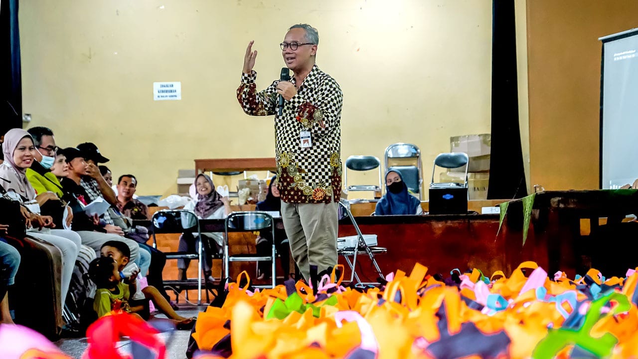 ARAHAN: Wali Kota Magelang Muchamad Nur Aziz saat memberikan paparan mengenai bantuan permakanan kepada para penerima manfaat.