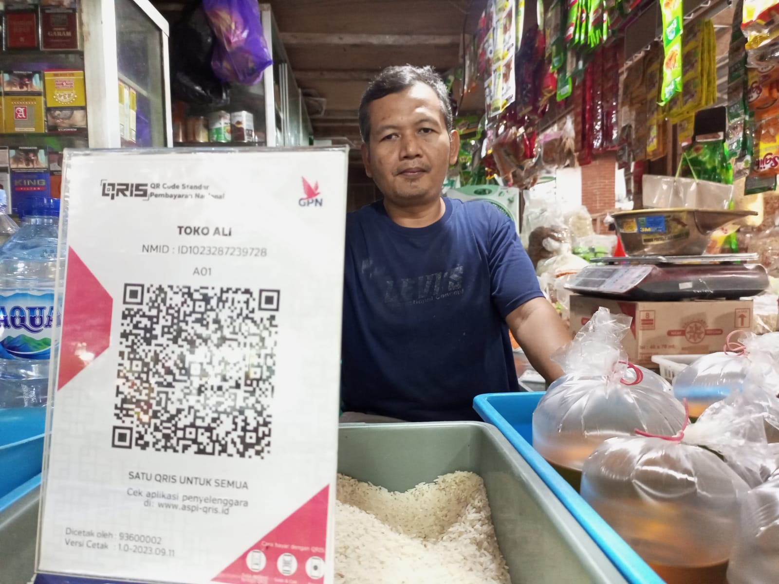BAYAR NON TUNAI : Papan barcode QRIS terpajang di kios . Fasilitas pembayaran non-tunai tersebut disediakan pedagang untuk memudahkan transaksi.