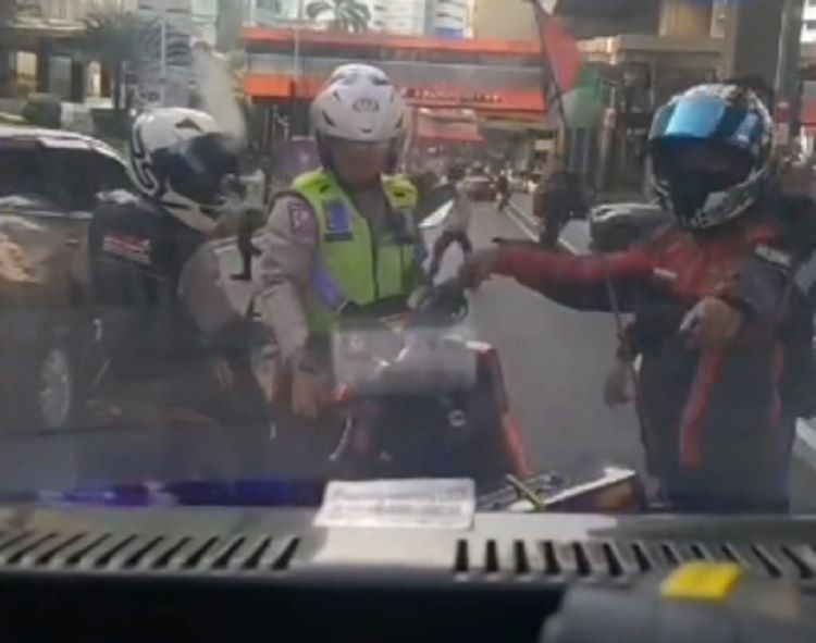 Sebuah video yang menunjukkan seorang polisi tengah berdebat dengan sopir ambulans sedang viral di jagat media sosial.