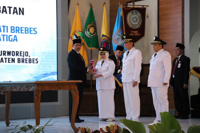 Yuli Hastuti saat dilantik menjadi Bupati Purworejo bersamaan dengan Pj Walikota Salatiga dan Pj Bupati Brebes di Wisma Perdamaian, Semarang pada Rabu (13/12/2023). (ISTIMEWA)