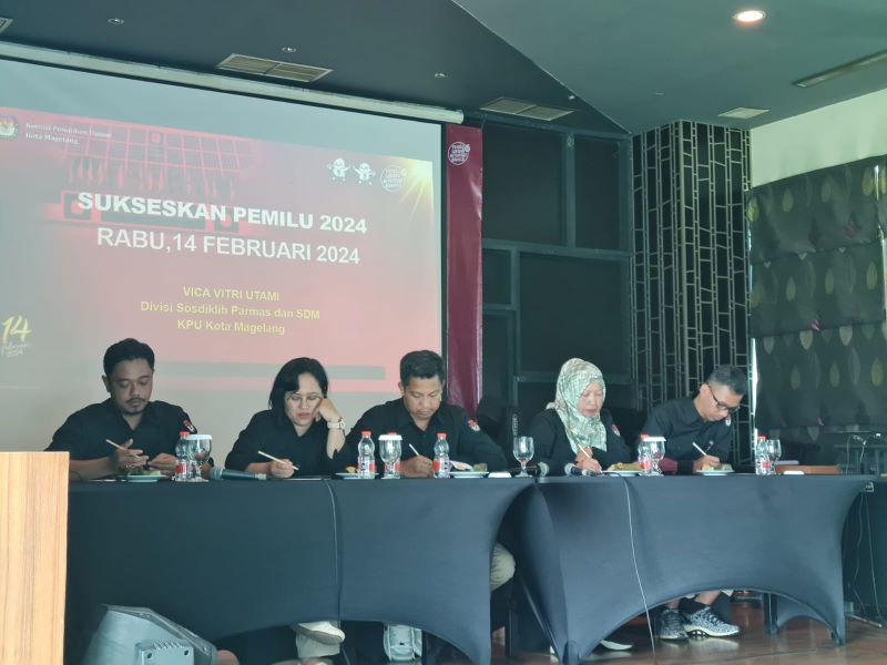 PAPARAN: Jajaran komisioner KPU Kota Magelang saat memberikan penjelasan terkait rekrutmen KPPS, Rabu (13/12/2023). (Naila Nihayah/Radar Jogja)