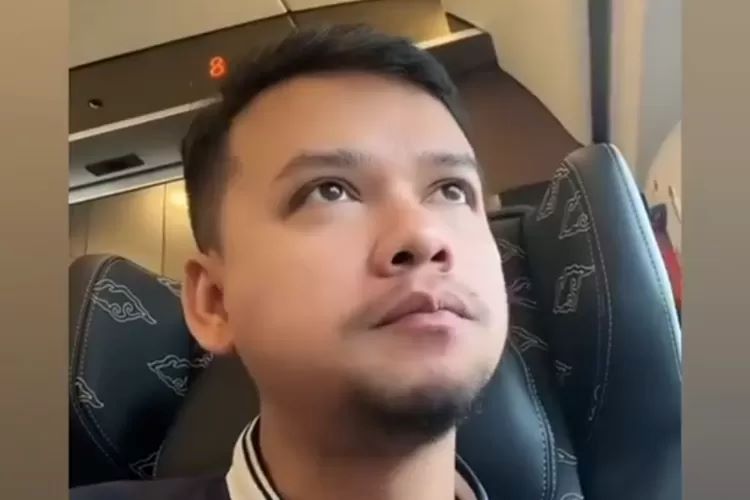 Pria ini kesal sudah bayar mahal kursi First Class Kereta Cepat, ternyata satu gerbong dengan orang berisik (Tangkap layar Instagram @gosipnyinyir)
