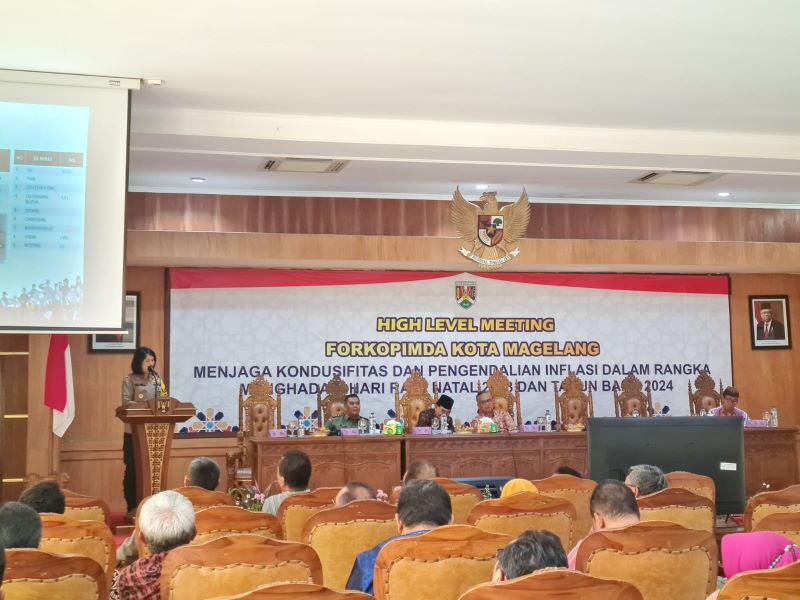 RAKOR : Meeting Wali Kota Magelang bersama Forkopimda menjelang Nataru 2023 di Aula Adipura Kencana, Pemkot Magelang, Selasa (12/12/2023). (Naila Nihayah/Radar Jogja)